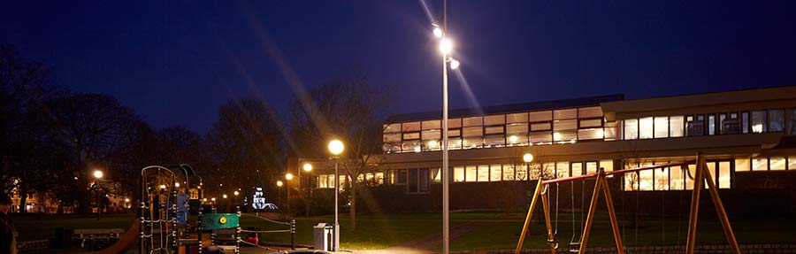 Lekplatsen i stadsparken med belysning