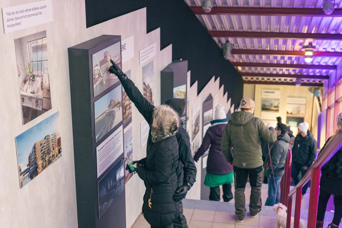 Bilden visar utställningen med bilder på den blivande stadsdelen