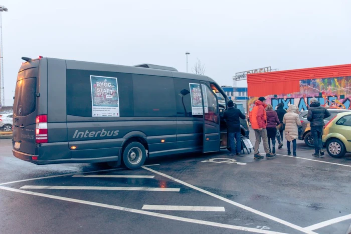 En buss gav besökarna chansen att komma närmare byggområdet på piren.