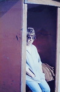 En bild på Birgitta sittandes i en tallybod