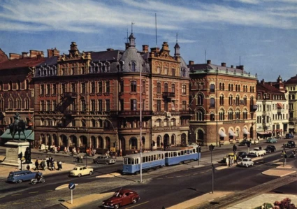Vy över kverter med centralpalatset i front, en historicerande byggnad med hörntorn.