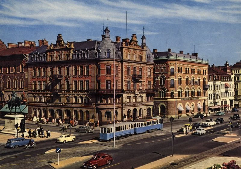 Vy över kverter med centralpalatset i front, en historicerande byggnad med hörntorn. 