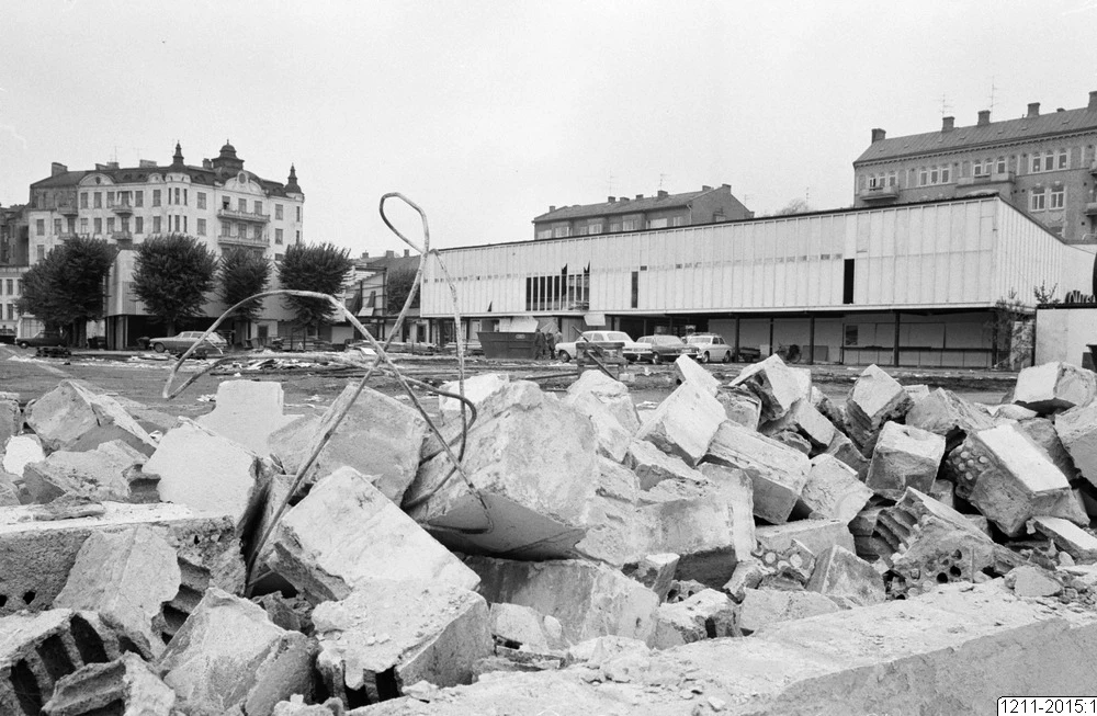 Svartvitt foto som visar rivningsmassor.