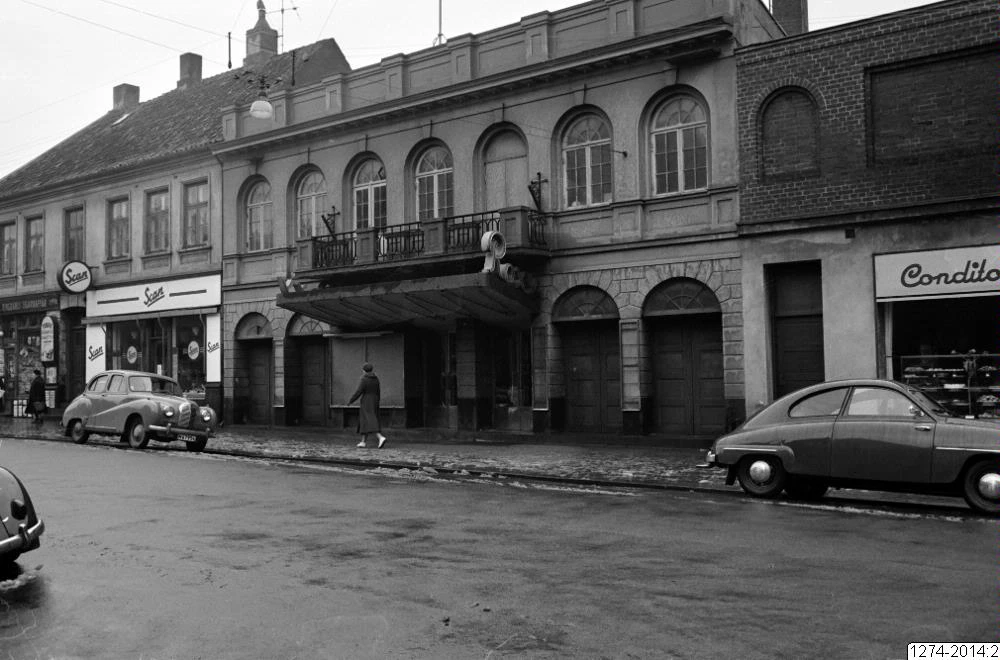 Svartvitt foto med byggnad med texten Roxy på.