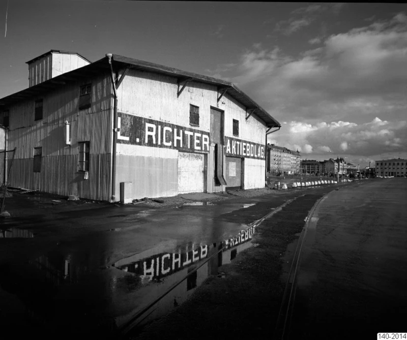 Svartvitt foto på fabriksbyggnad.