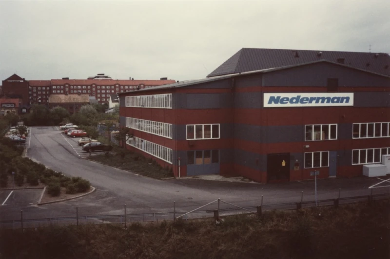 Färgbild på röd fabriksbyggnad. 
