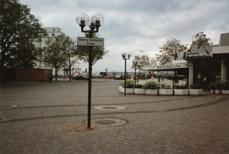 Utomhus, torg med låg byggnad. 