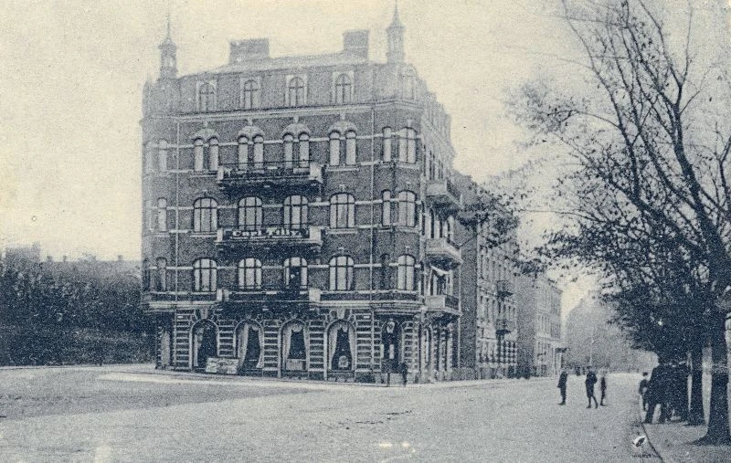 Gammalt grynigt foto med fristående våningshus i 1800-talsstil.