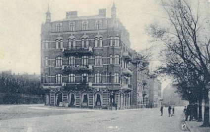 Gammalt grynigt foto med fristående våningshus i 1800-talsstil.