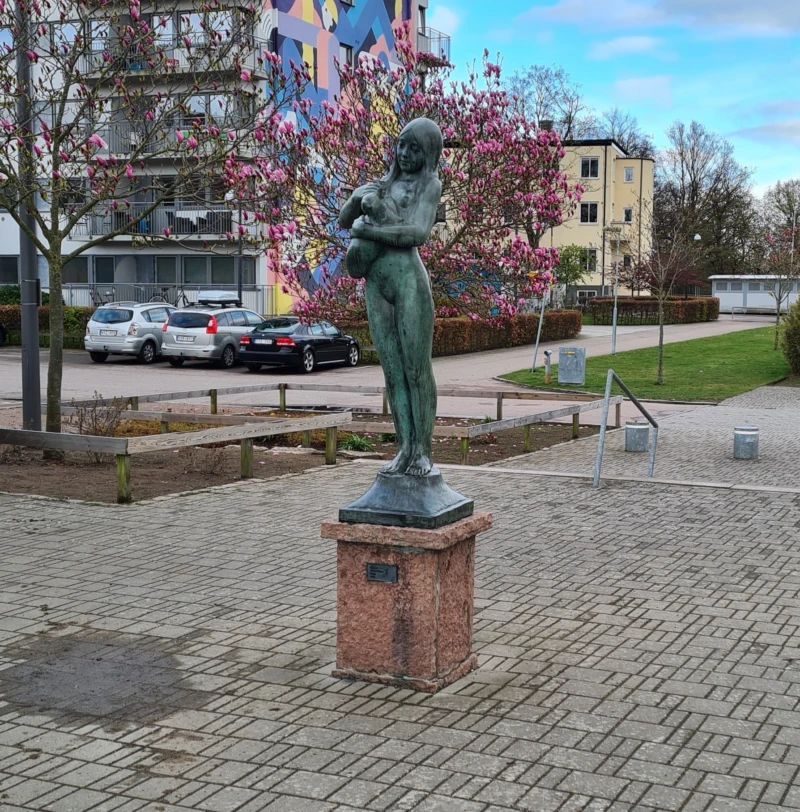 Skulpturen vid södra ingången till Furutorpsparken. Foto: Sofia Rydell.