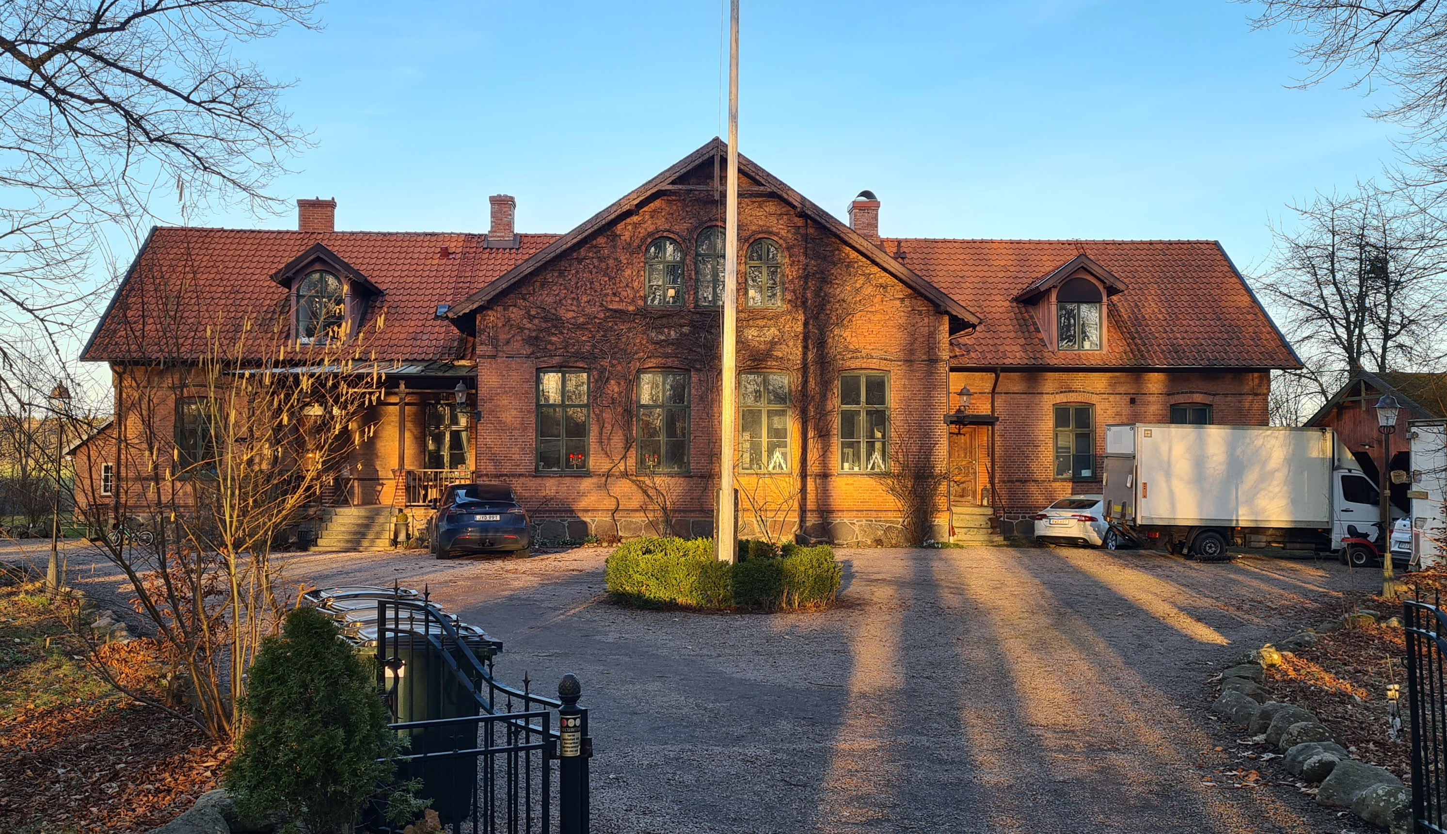Utomhusbild gammal skolbyggnad i dött tegel. 