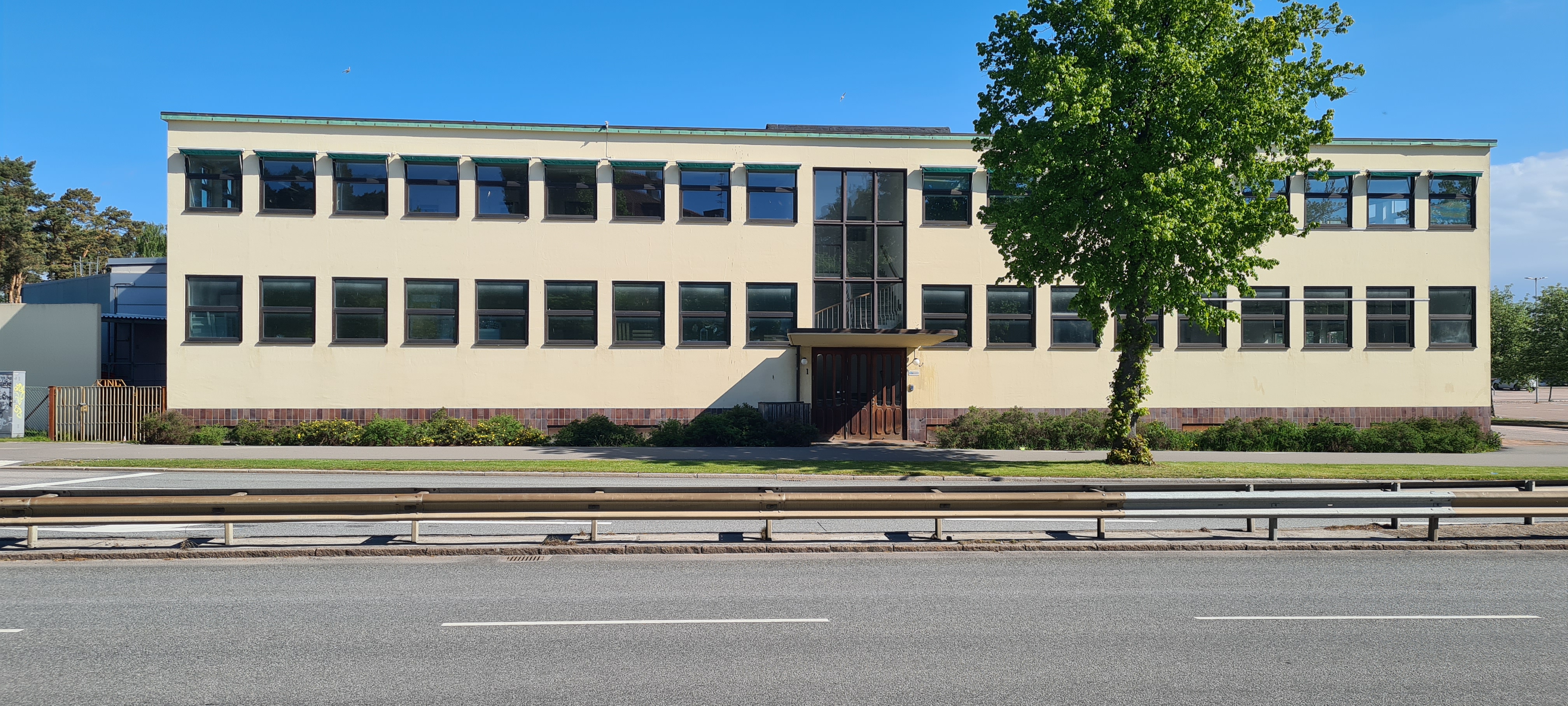 Ljusgul byggnad i funkisstil. 
