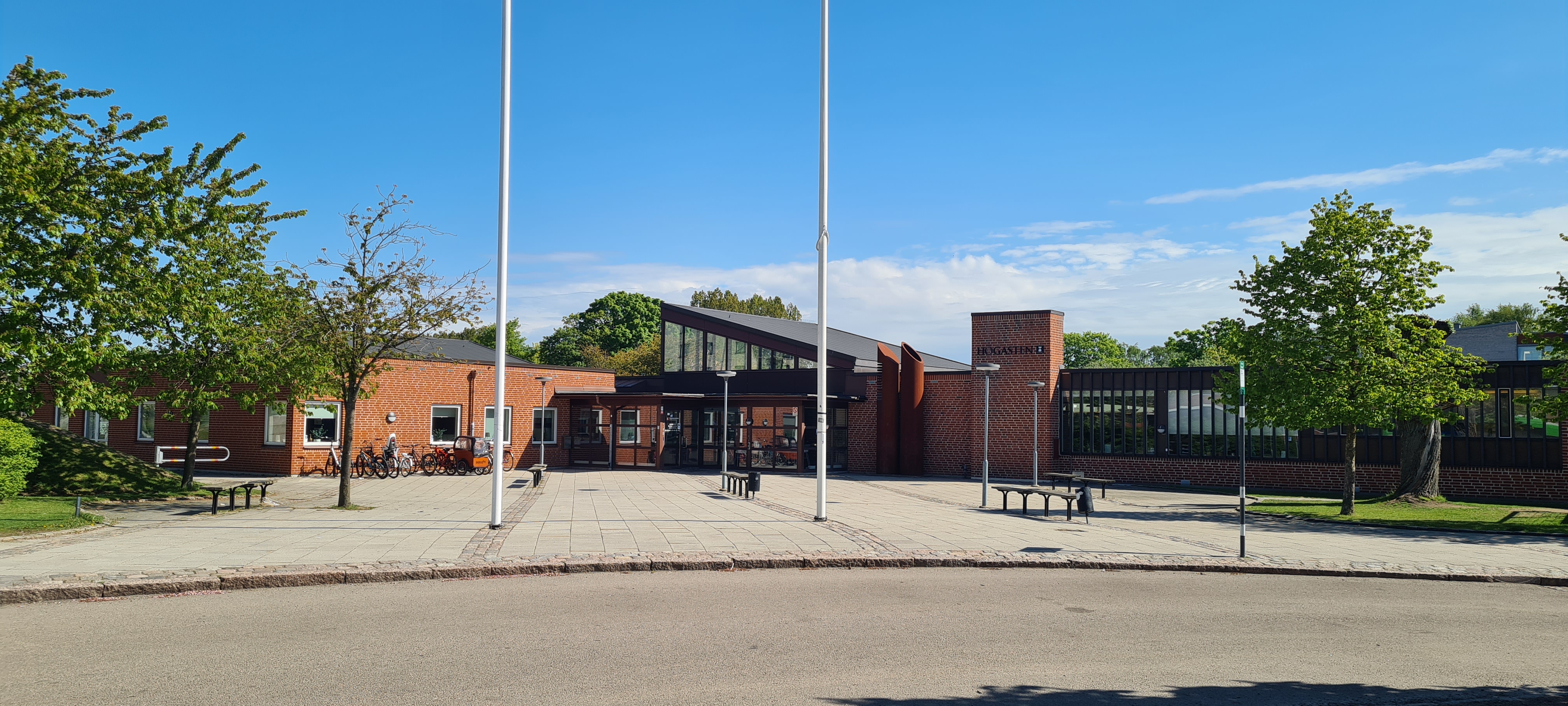 Envåningsbyggnad i orange tegel. 
