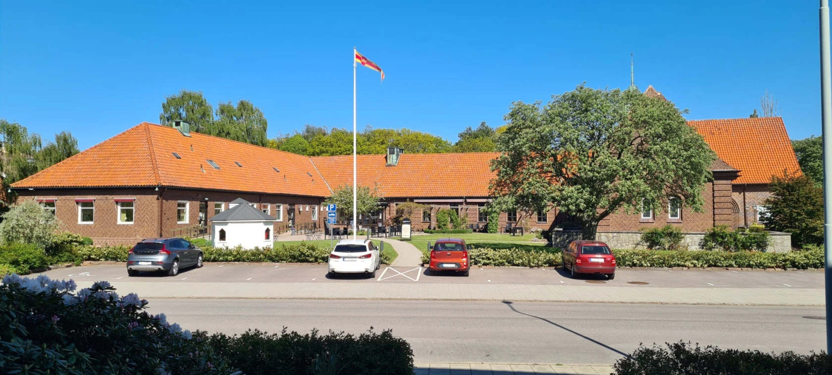 Kyrkbyggnad i brunt tegel.