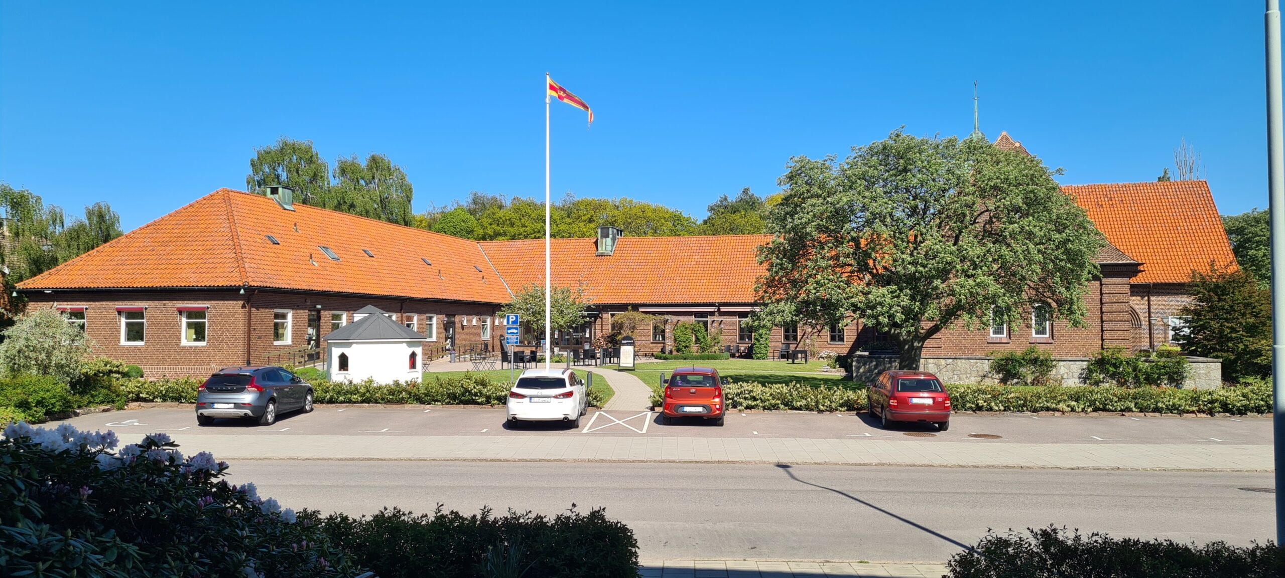 Kyrkbyggnad i brunt tegel.