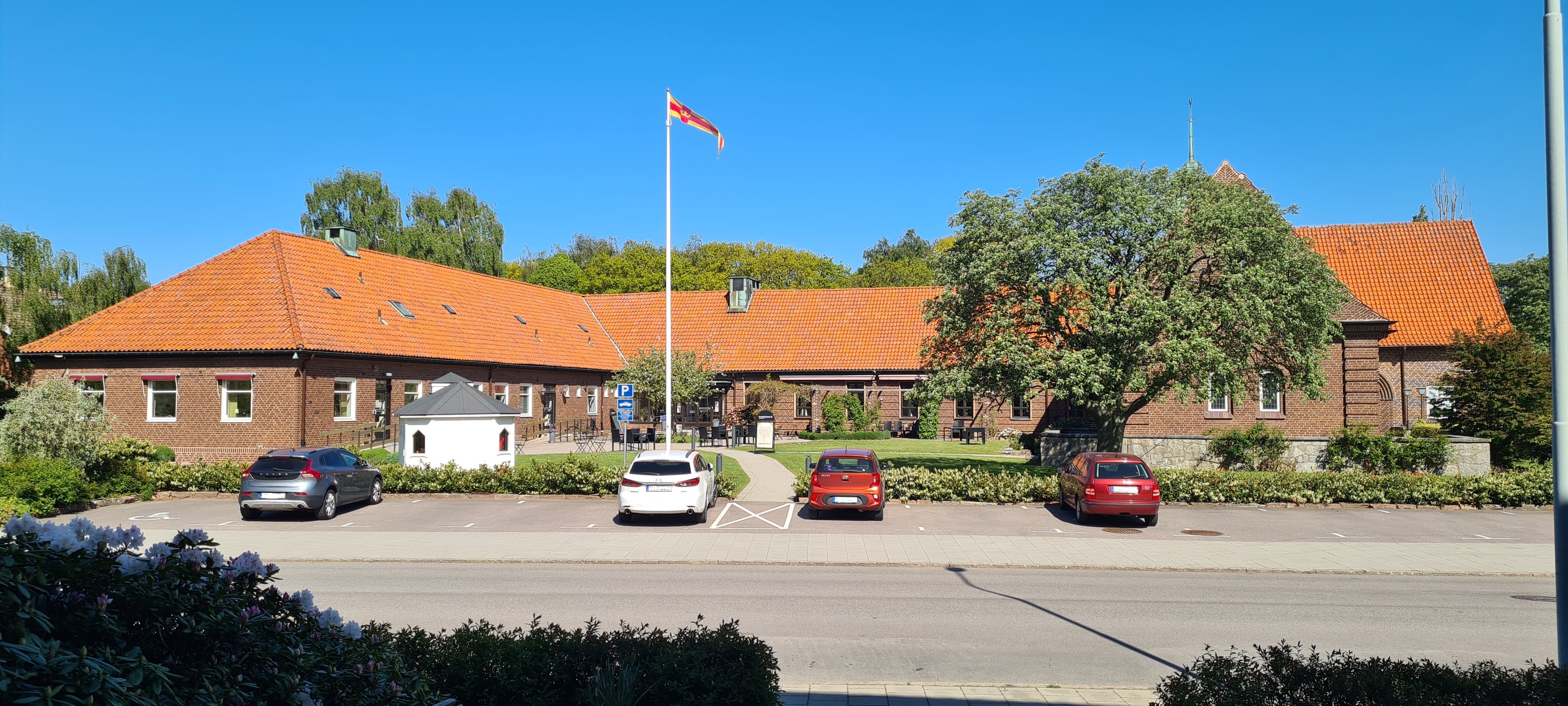 Kyrkbyggnad i brunt tegel.