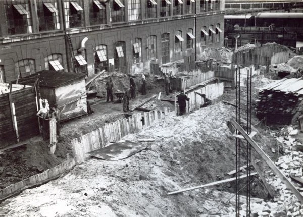 Svartvitt foto som visar grävningsarbete. 