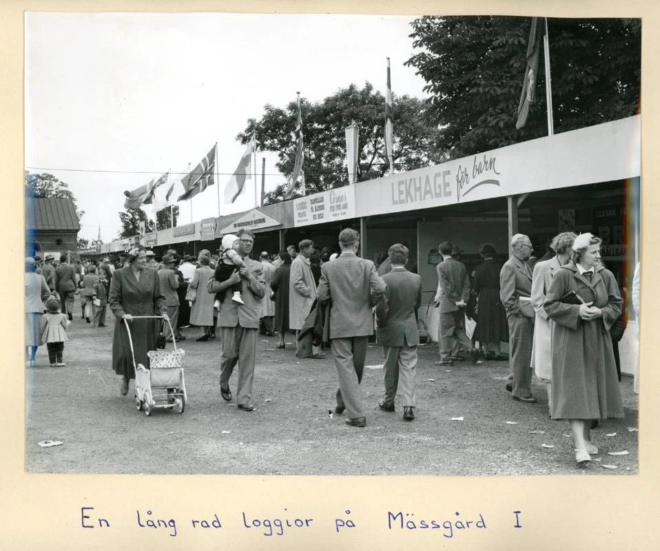 Besökare på en av mässgårdarna