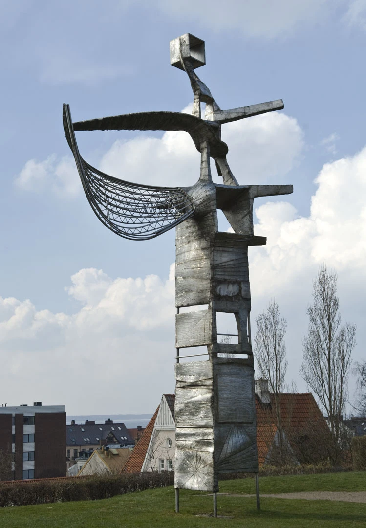 Halvt figurativ skulptur i stål.