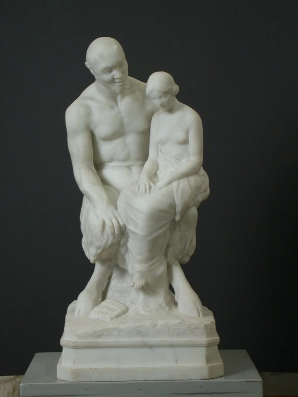 Färgfoto på skulptur i marmor föreställande Pan och nymf.