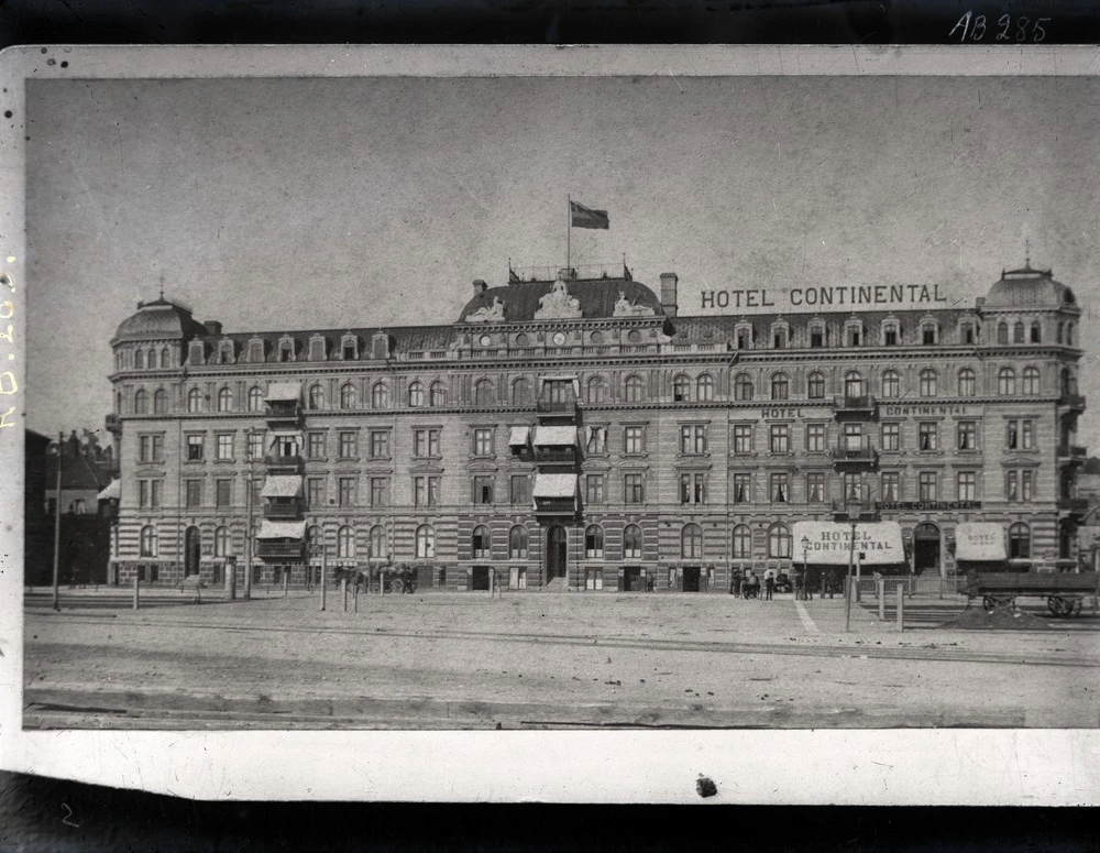 Gammalt svartvitt fotografi över byggnaden.