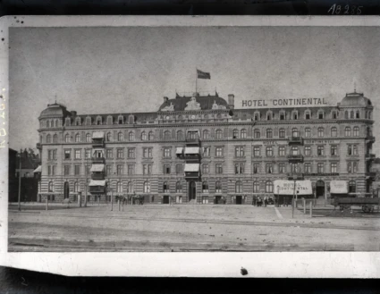 Gammalt svartvitt fotografi över byggnaden.