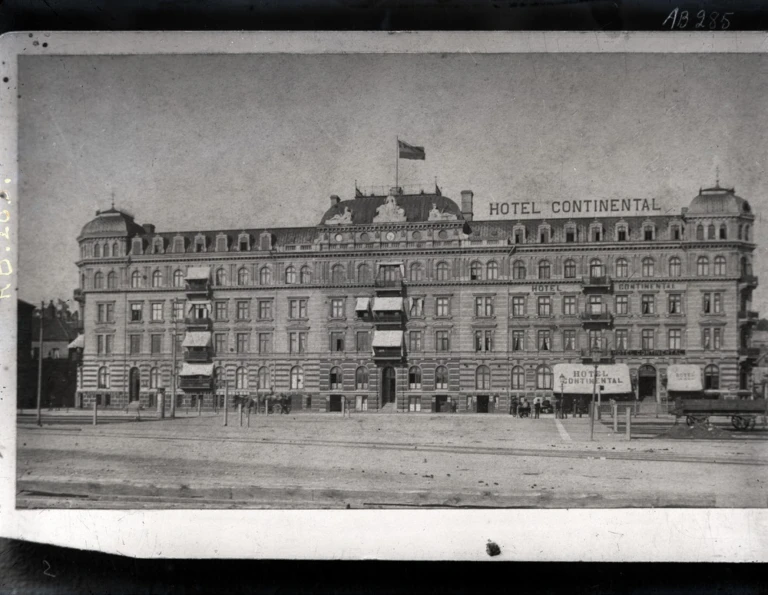 Gammalt svartvitt fotografi över byggnaden.