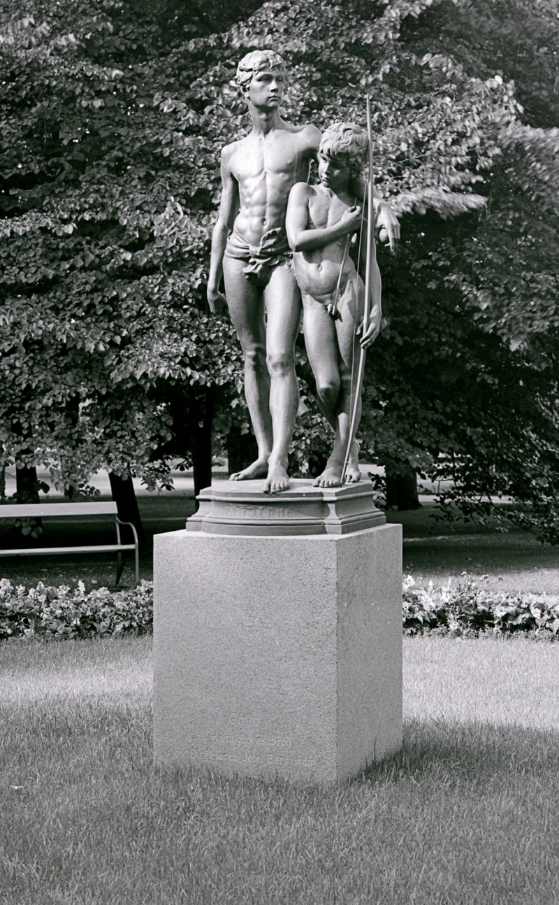 Bröderna i stadsparken. Foto: Carl Bagge