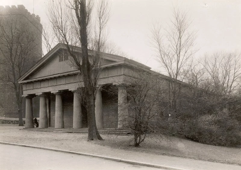Konstutställningen med Kärnan i bakgrunden