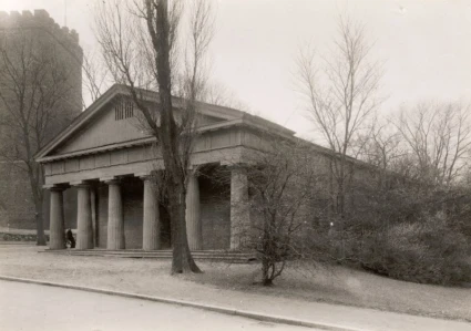 Konstutställningen med Kärnan i bakgrunden