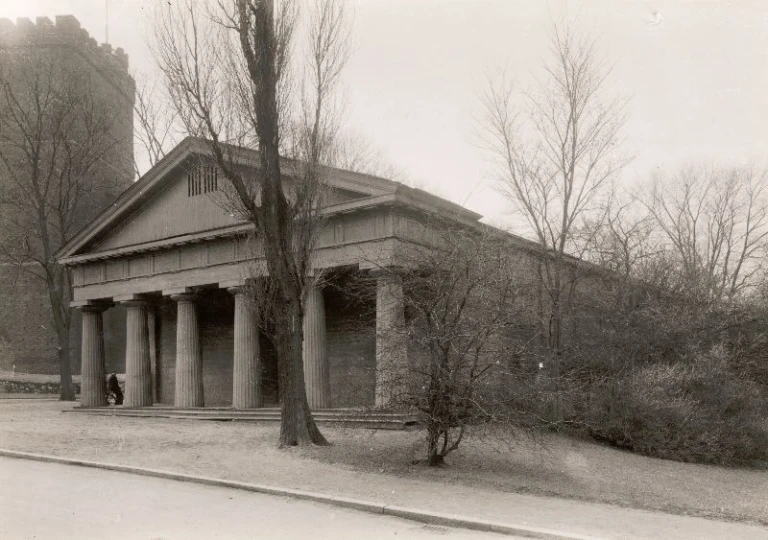 Konstutställningen med Kärnan i bakgrunden