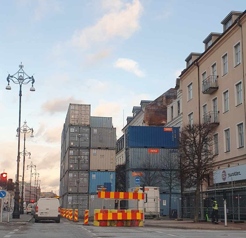 Containrar står uppstaplade på Järnvägsgatan efter den stora branden.