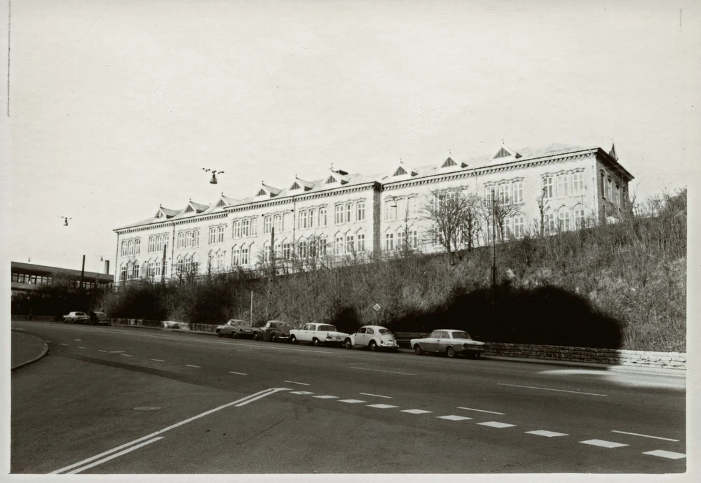 Svartvitt foto med ett stort byggnadskomplex.