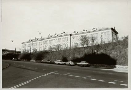 Svartvitt foto med ett stort byggnadskomplex.