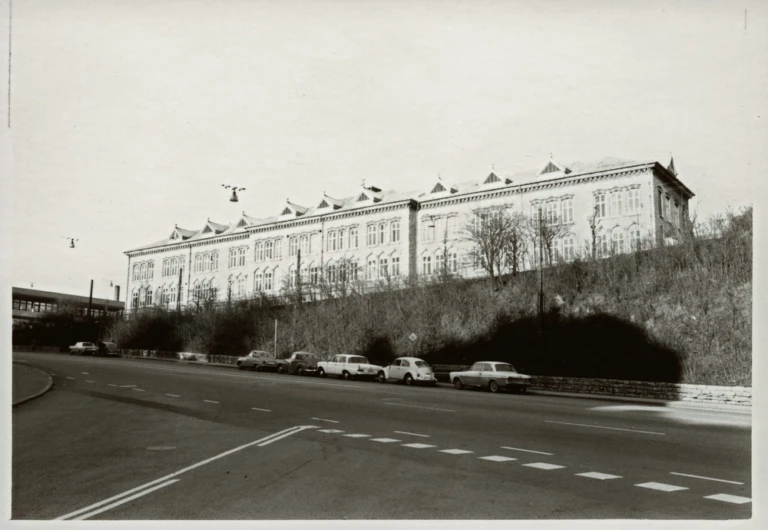 Svartvitt foto med ett stort byggnadskomplex.