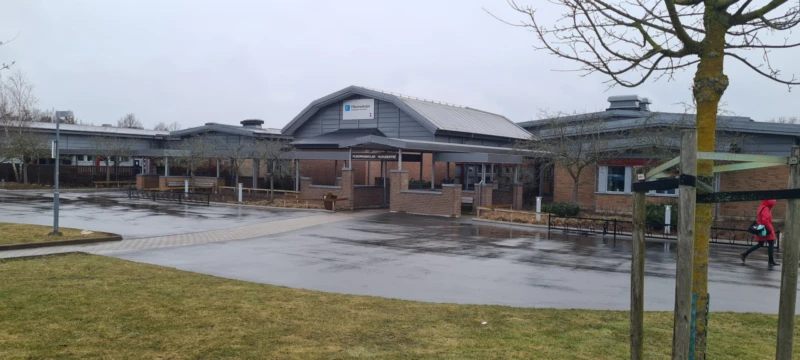 Exteriör, enplansbyggnad i tegel