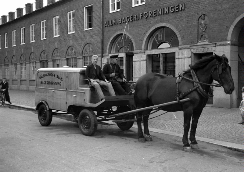 Svartvitt foto med bagerivagn dragen av en häst. 