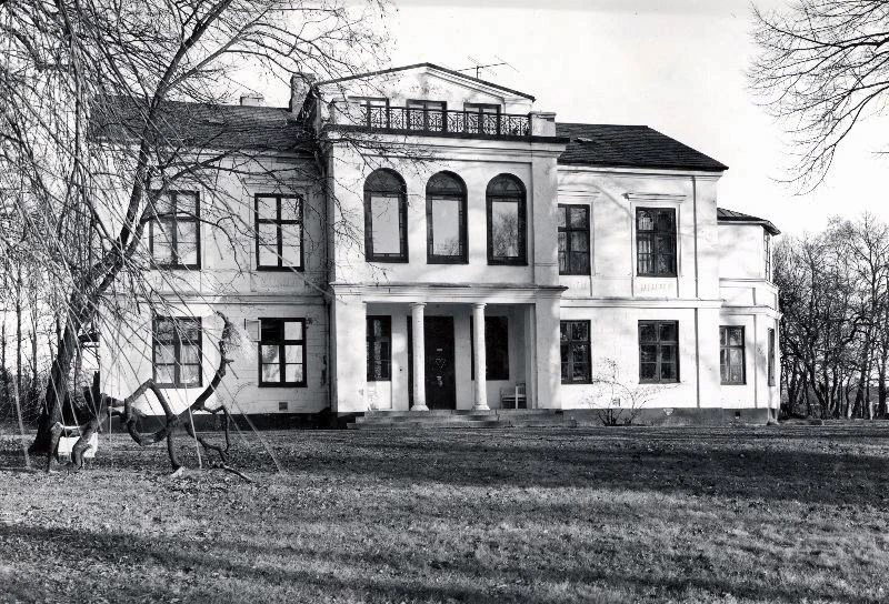 Svartvit bild med vit byggnad.
