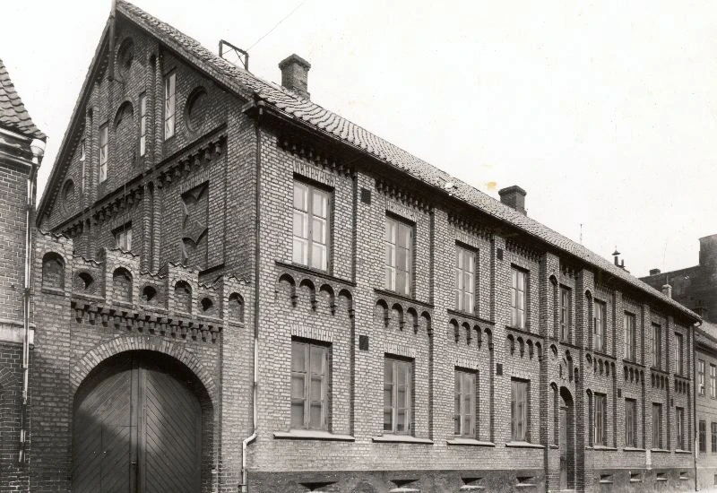 Svartvitt foto på tegelbyggnad. 