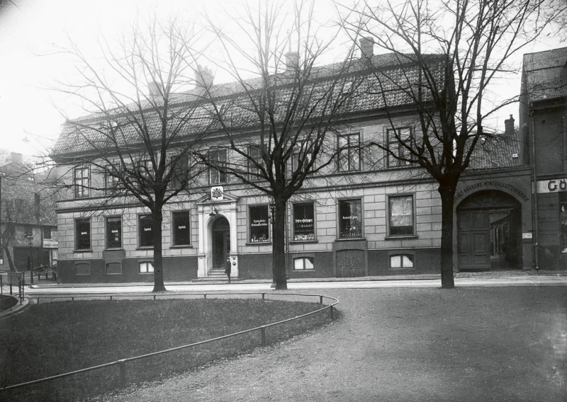 Apoteket Kärnan låg fram till 1974 på S. Storgatan omedelbart söder om Hallbergs trappor.