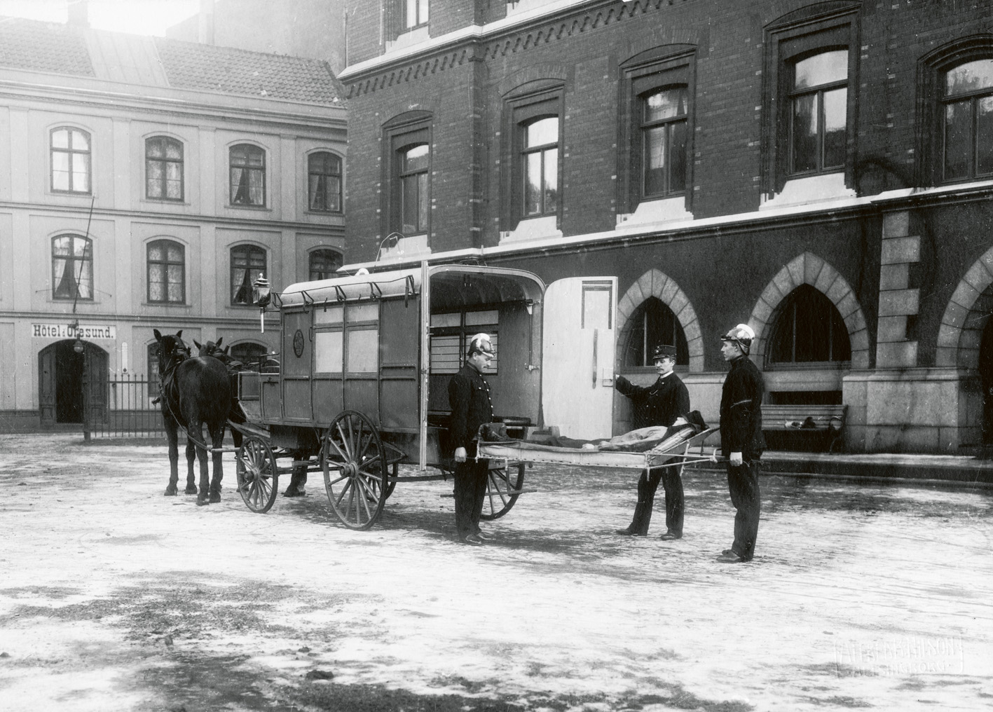Stadens första ambulans vid Rådhuset.