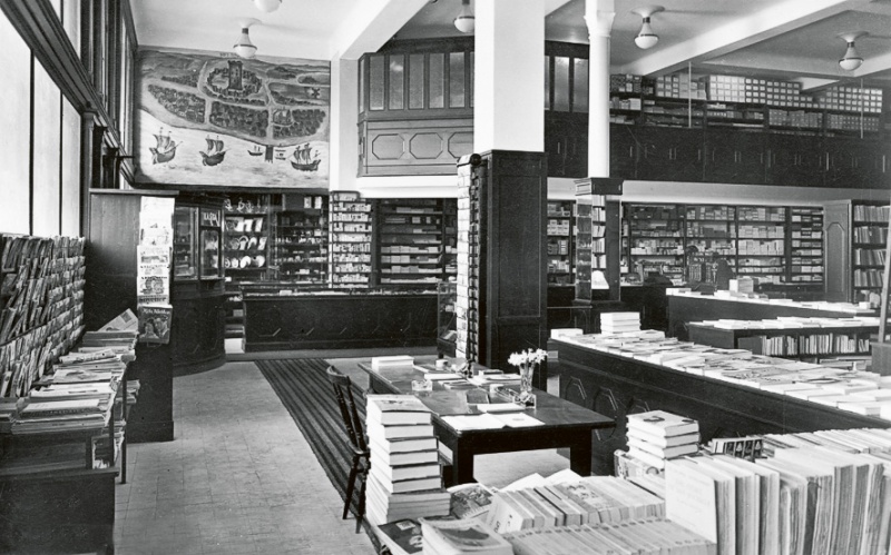 Interiör från Hedéns bokhandel vid Järnvägsgatan