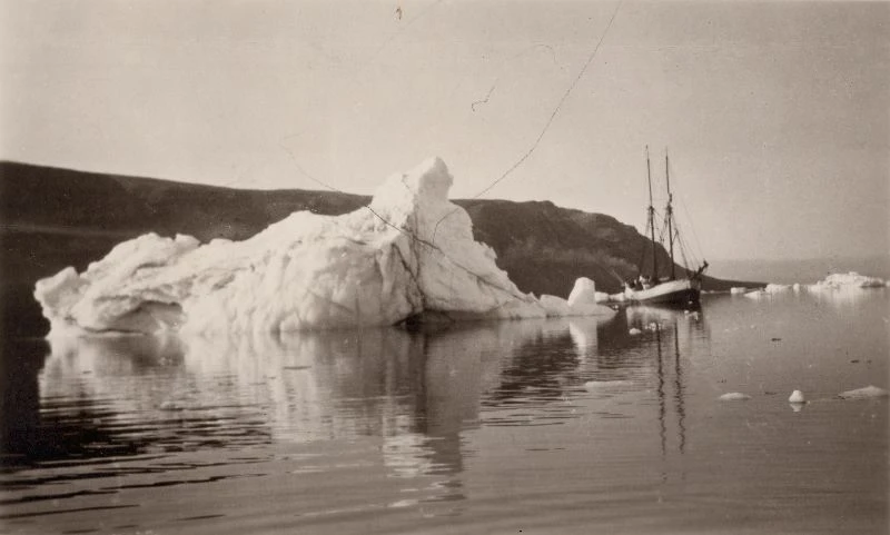 Svartvitt foto på isblock och en båt.