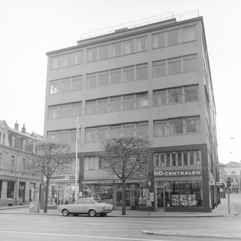 Svartvitt foto på sexvåningshus i modernistisk stil 