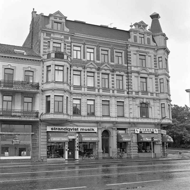 Svartvitt foto på fyravåningshus i renässansstil.