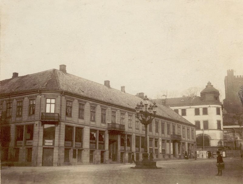 Svartvitt foto från Stortorget med Arnhamska i förgrunden. 