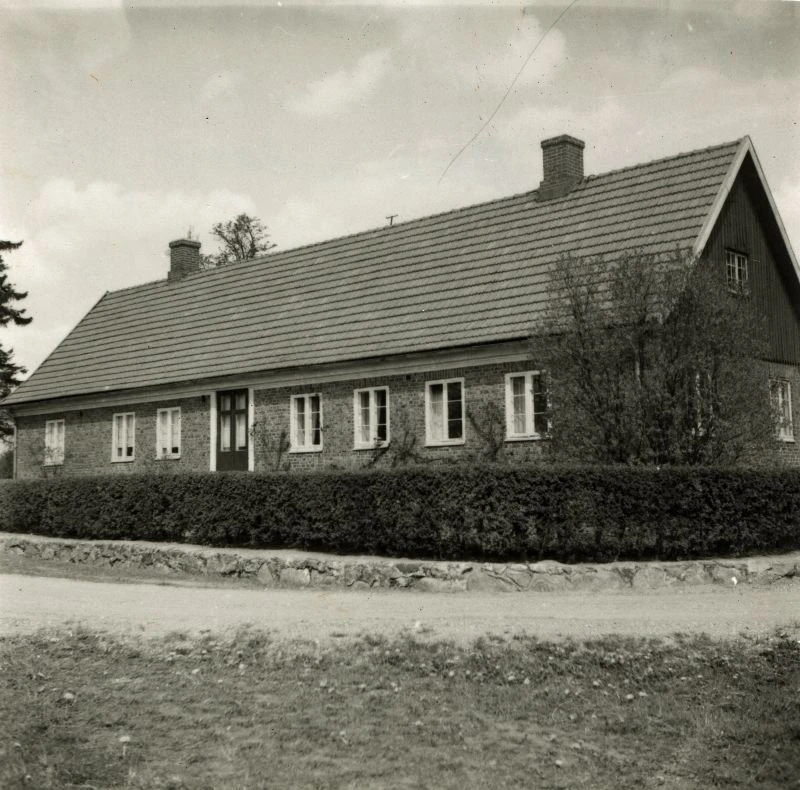 Svartvit bild med enplanshus i tegel.