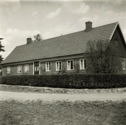 Svartvit bild med enplanshus i tegel.