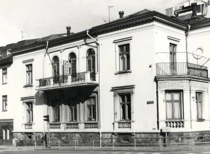 Svartvit bild med vitt tvåvåningshus.