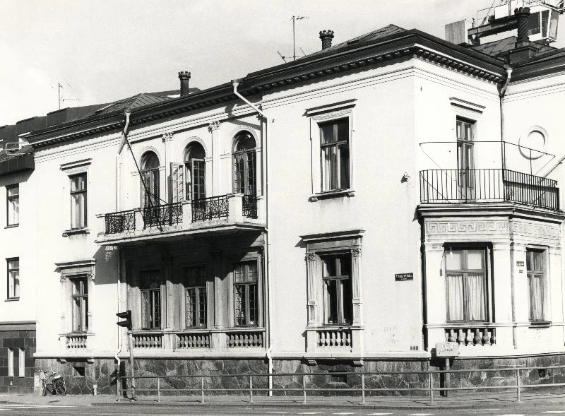 Svartvit bild med vitt tvåvåningshus. 